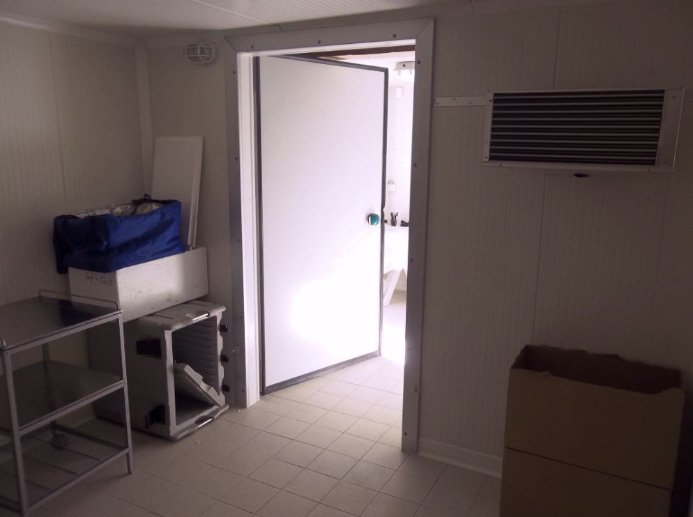 deux portes de chambre froide :  coté fabrication et coté réception !