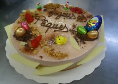 Bavarois chocolait fraise 10 12 parts déco Pâques