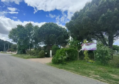 Panneau publicitaire en bordure de route