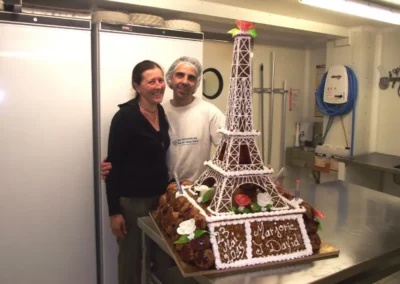 Pièce montée Tour Eiffel + roses en sucre