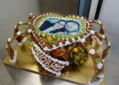 Pièce montée choux et nougatine en cœur avec photo