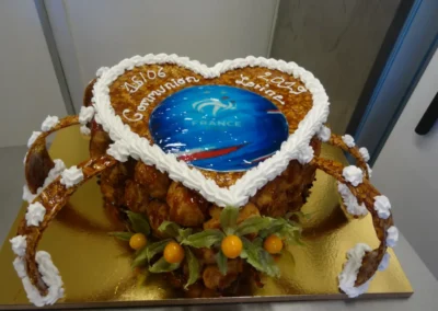 Pièce montée choux et nougatine en cœur avec photo.