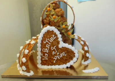 Pièce montée choux et nougatine en cône..