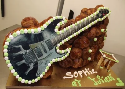 Pièce montée choux thème guitare hard rock