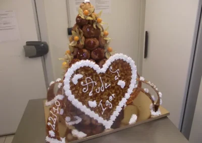 Pièce montée en choux et nougatine avec coeur et arabesque