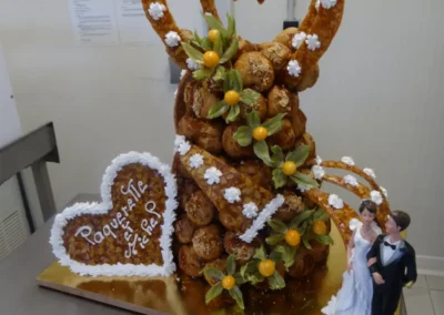 Pièce montée en cône avec arabesques