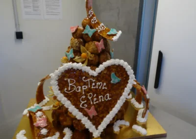 Pièce montée en cône avec petit papillons