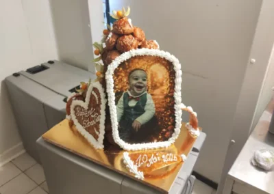 Pièce montée en cône avec photo famille