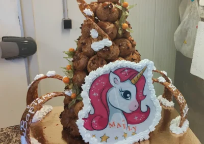 Pièce montée en cône avec photo licorne