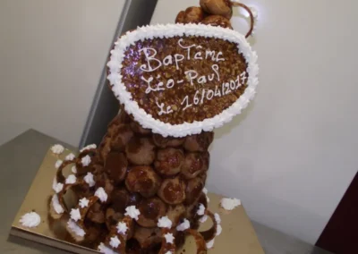 Pièce montée en cône choux et nougatine.
