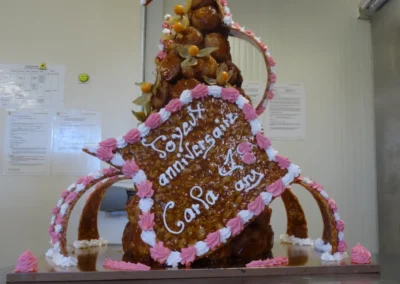 Pièce montée en cône choux et nougatine. (2)