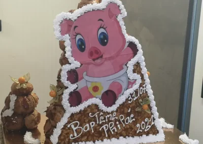 Pièce montée en cône thème petit cochon rose