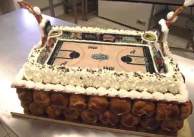 Pièce montée thème terrain de basket.