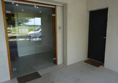 Porte d'entrée et bureau.