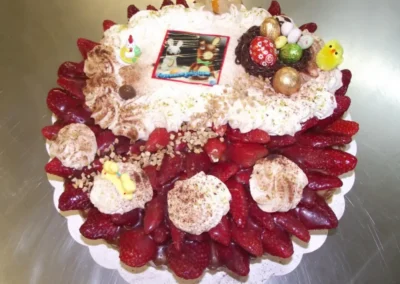 Tarte aux fraises 10 12 parts + déco Pâques