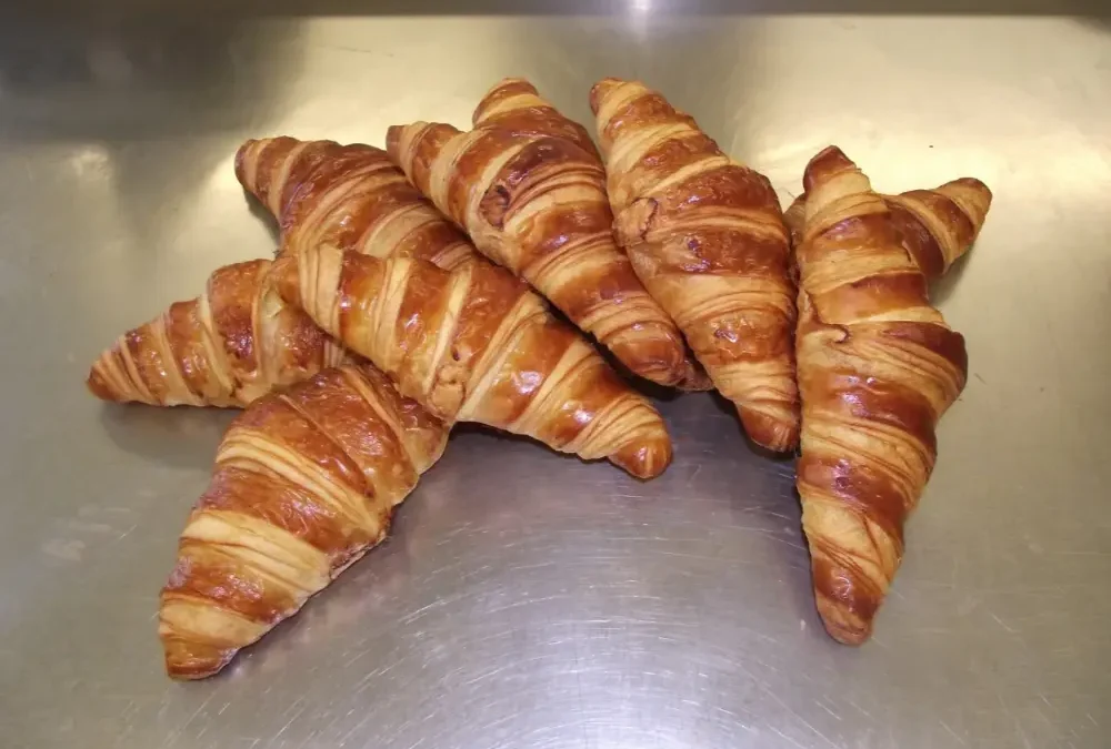 Un lot de 10 croissants tout tendres en fondants