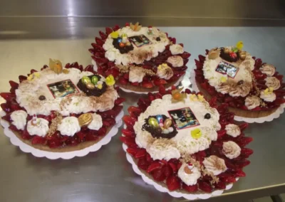 Une farandole de tartes aux fraises 10 12 parts + déco Pâques