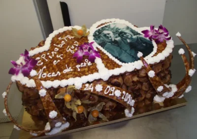 Piece montee choux et nougatine avec photo famille et vrai fleurs comestibles 1