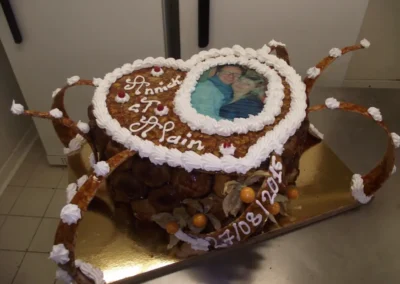 Piece montee choux et nougatine en coeur et photo alimentaire 1