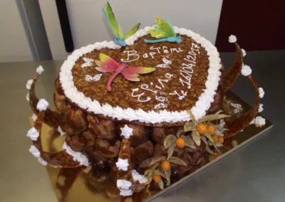 Piece montee en coeur choux et nougatine